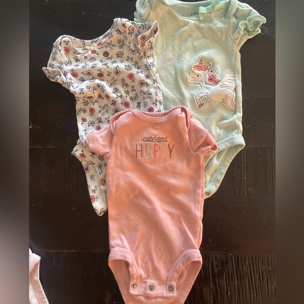 3 Newborn onsies bundle! 🦄